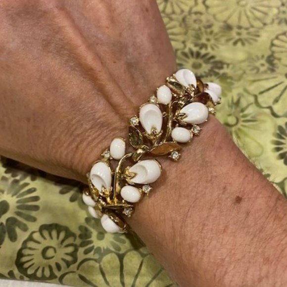 VTG CROWN TRIFARI White Thermoset Rhinestone Gold Leaf Link BRACELET - Picture 3 of 9